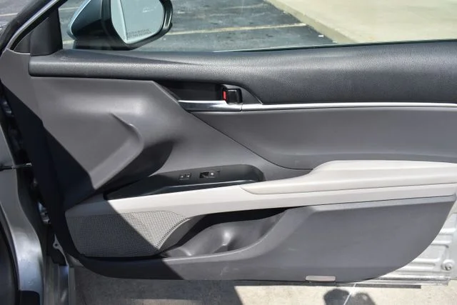 Used 2018 Silver Toyota LE image 16