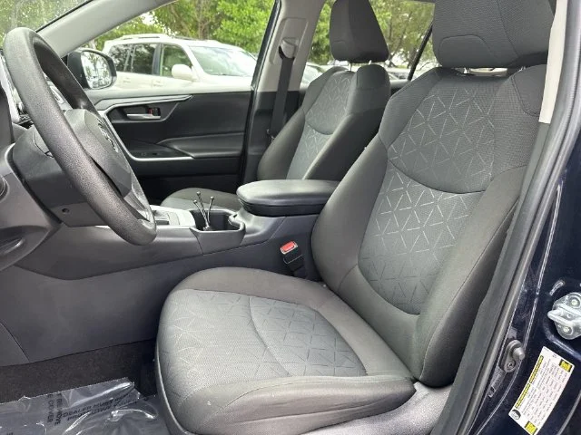 2025 Toyota RAV4 XLE - Photo 11
