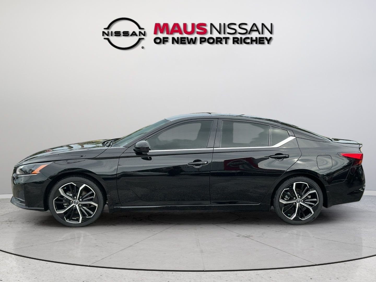 Used 2025 Super Black Nissan 2.5 SR image 5