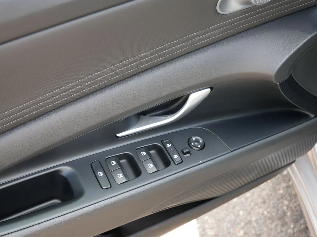 Certified Used 2025  Hyundai SEL Convenience image 16