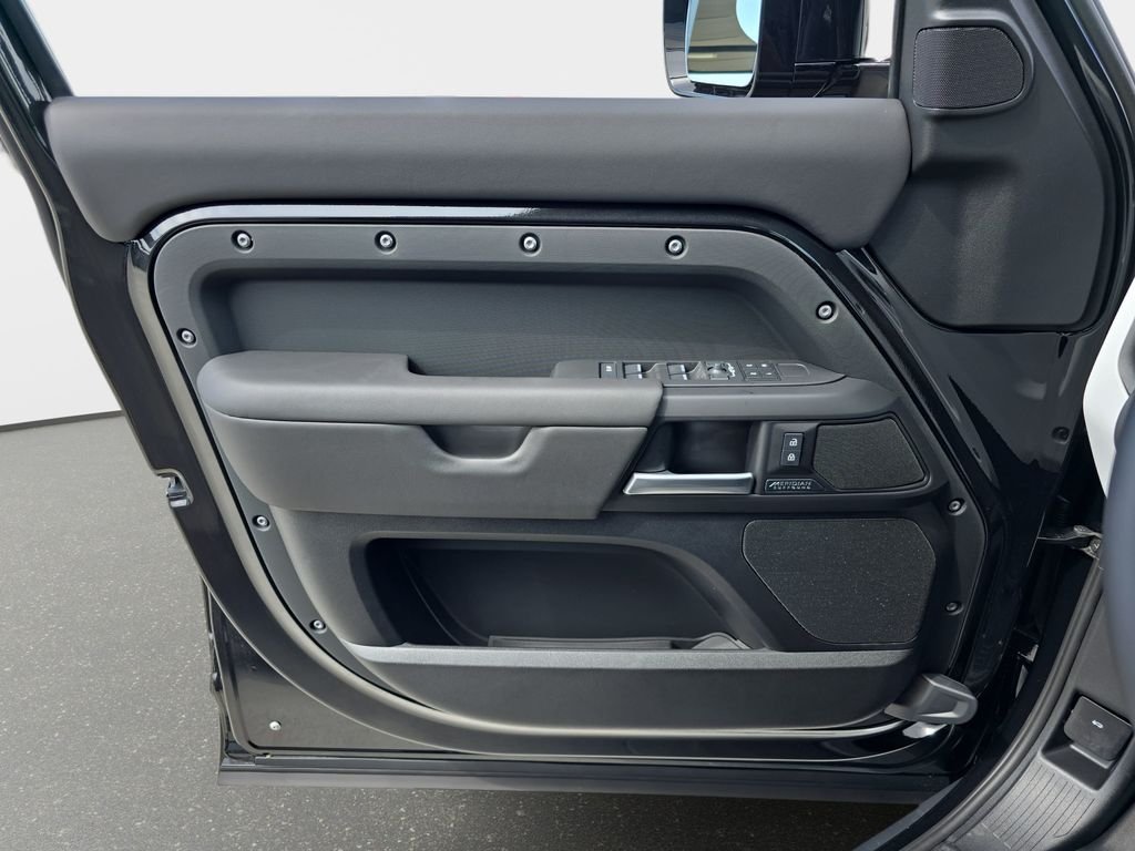 New 2026 Black Land Rover X-Dynamic SE image 28