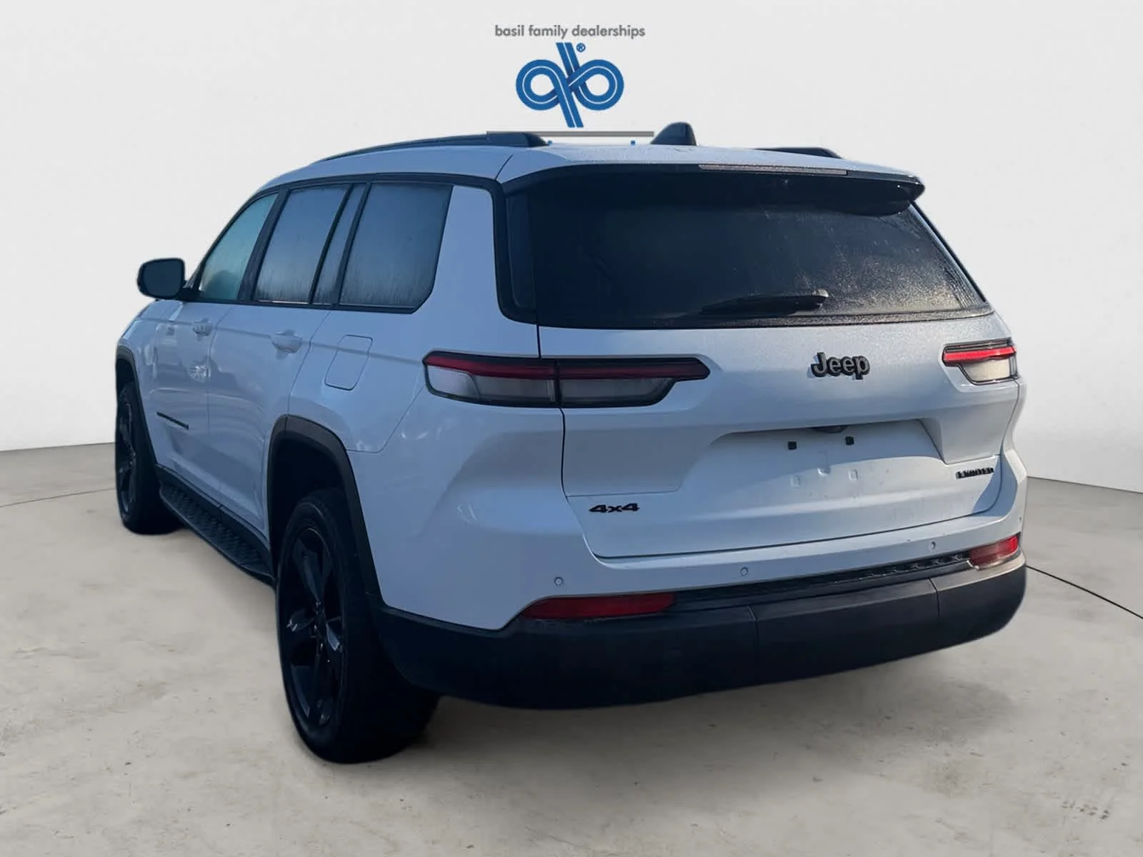 Used 2024 Bright White Jeep Limited image 4