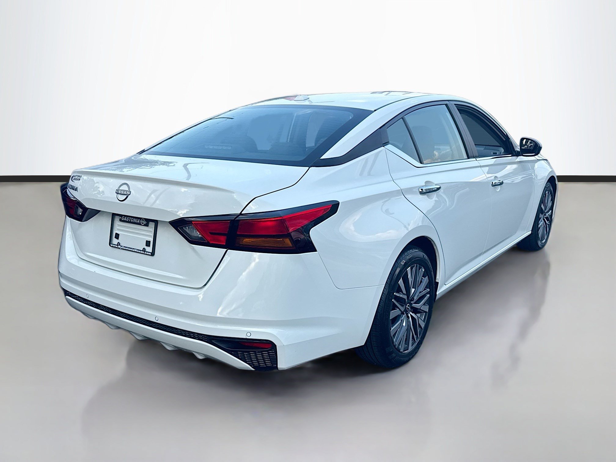 Used 2025 Glacier White Nissan SV image 7