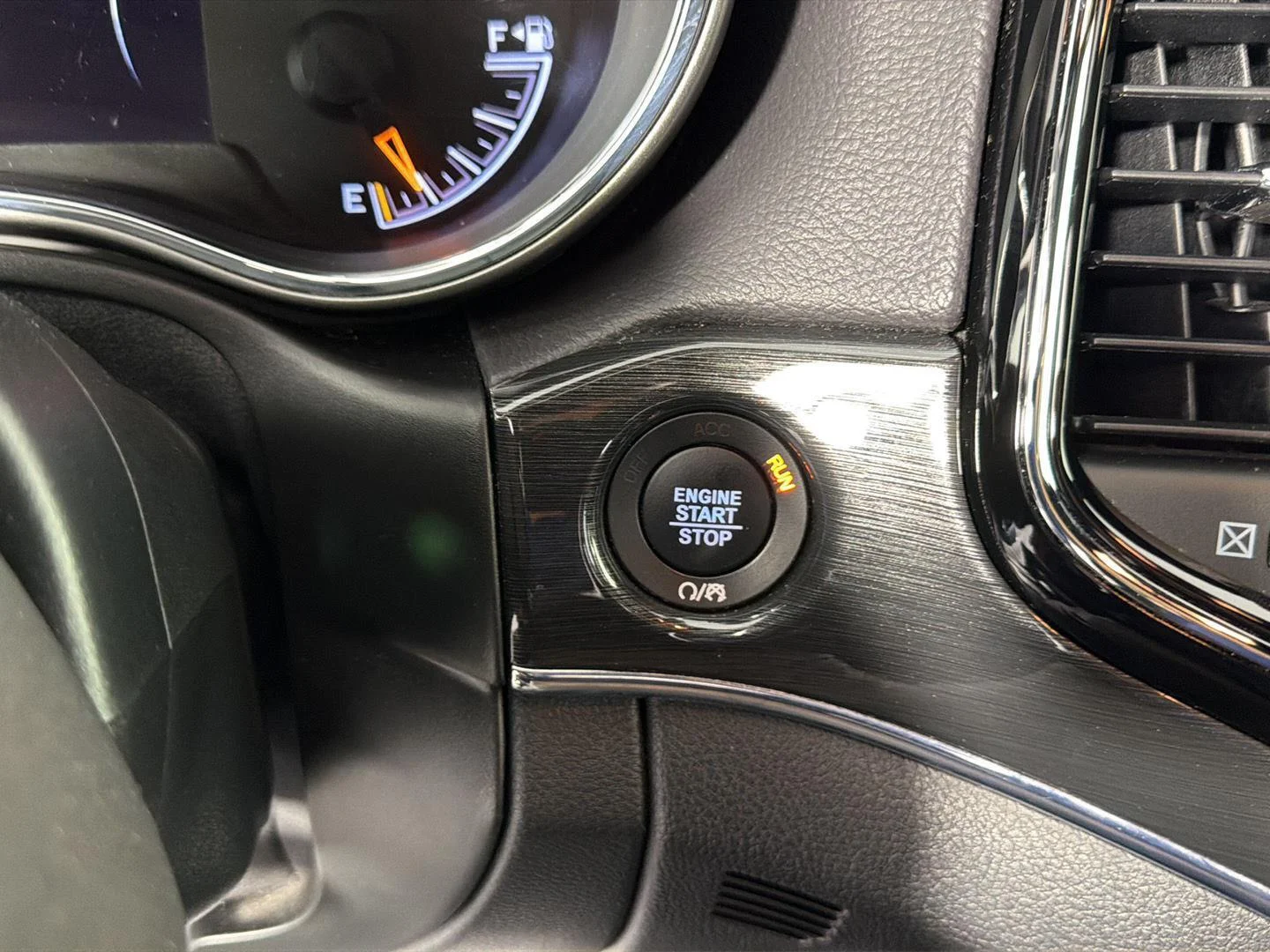 Used 2019 Bright White Clearcoat Jeep Trailhawk image 29