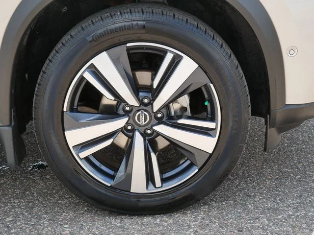 Used 2021 Gold Nissan Platinum image 9