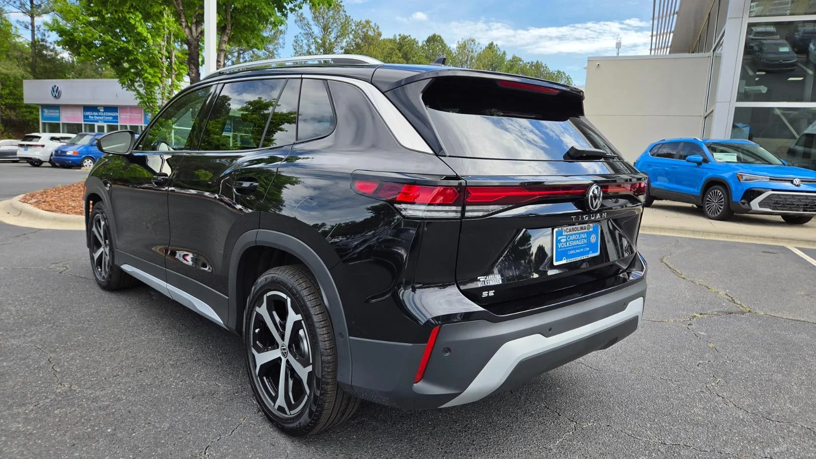 New 2026 Deep Black Pearl Volkswagen SE image 4