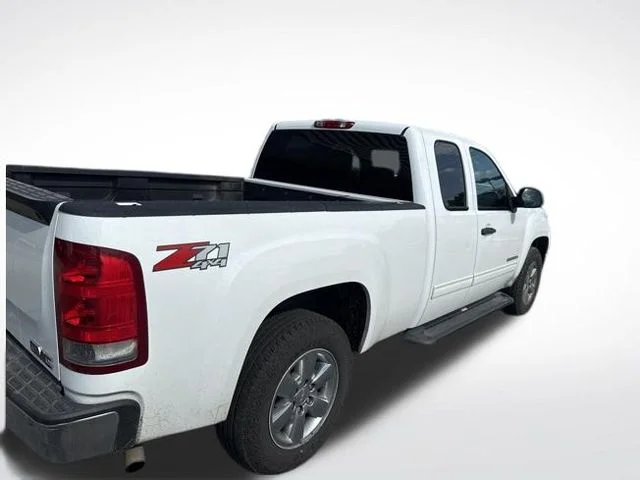 Used 2013 White GMC SLE image 2