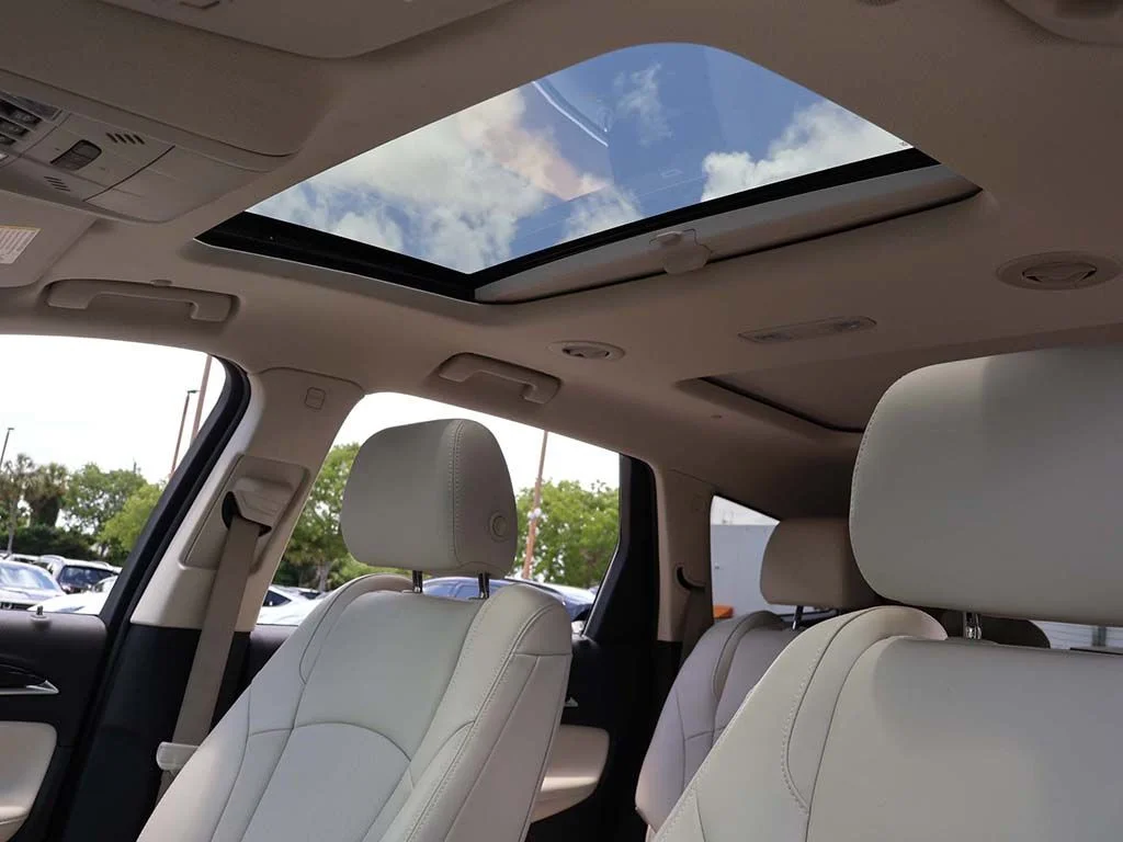 Used 2023 White Buick Premium Group image 26
