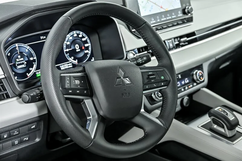 Used 2023 Alloy Silver Metallic Mitsubishi SEL image 19