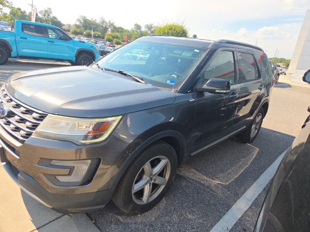 Used 2017 Gray Ford XLT image 2