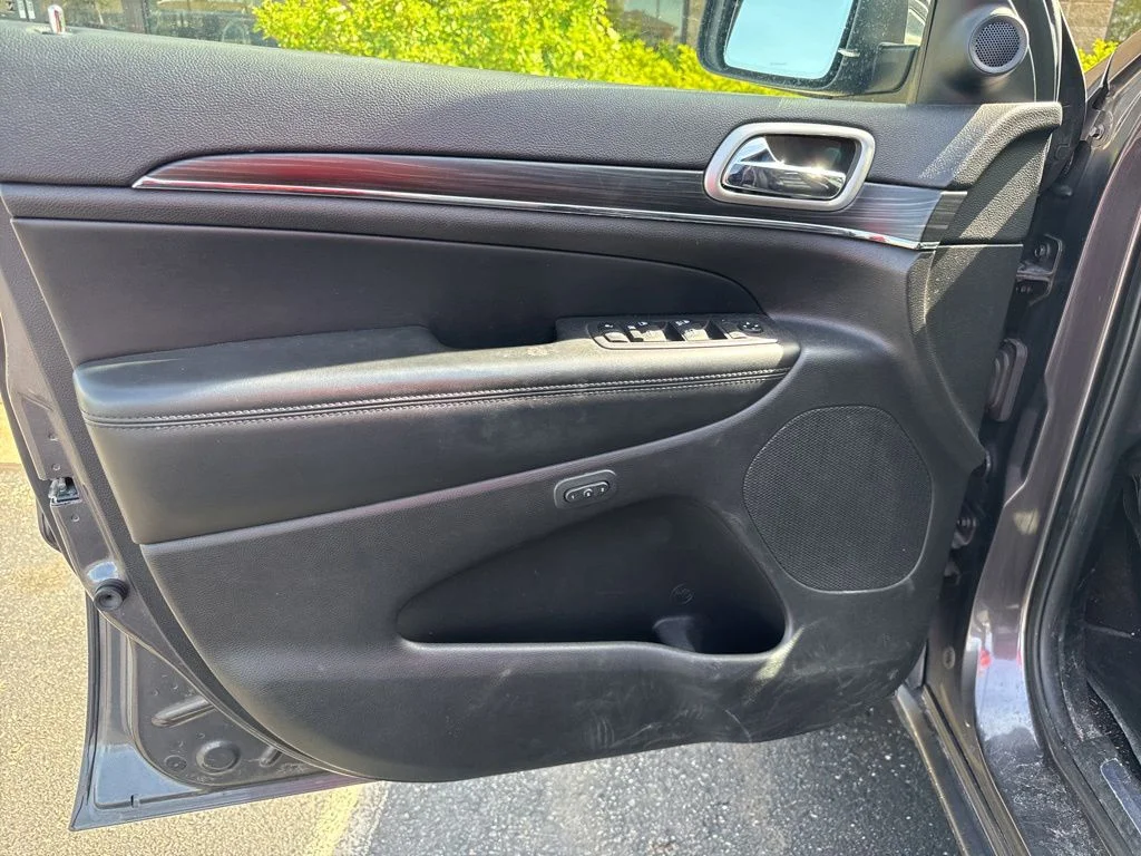 Used 2019 Granite Crystal Metallic Clearcoat Jeep Limited image 4