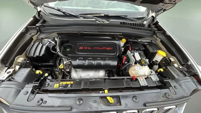 Used 2015 Silver Jeep Latitude image 31