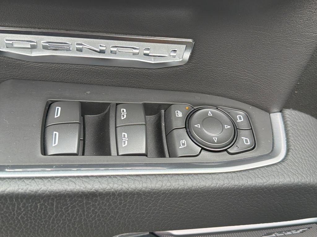 Used 2025 Onyx Black GMC Denali image 32