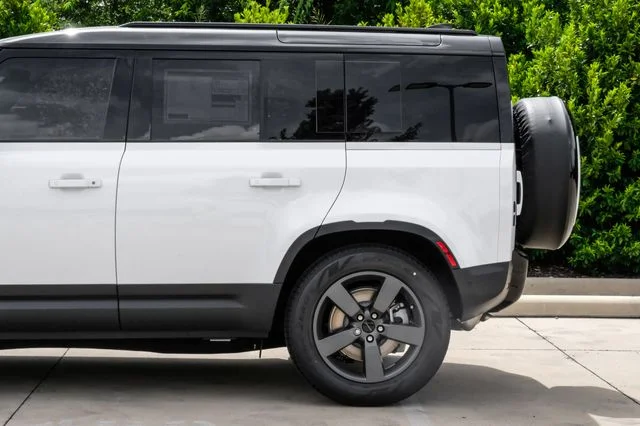 New 2026 Fuji White Land Rover S image 18