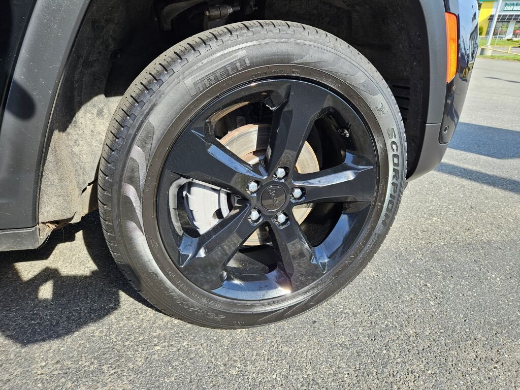 Used 2024 Diamond Black Crystal Pearl Coat Jeep Limited image 9