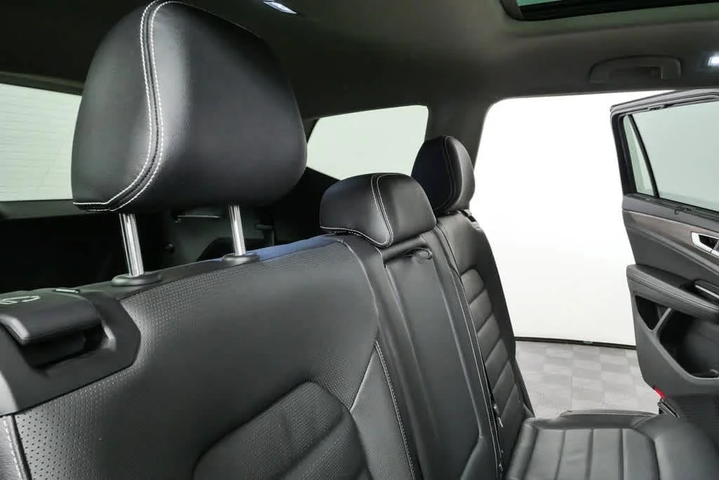 New 2026 Deep Black Pearl Volkswagen 2.0T SEL image 22