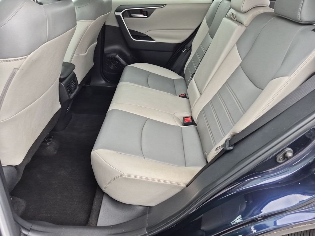 Used 2023  Toyota XLE Premium image 25
