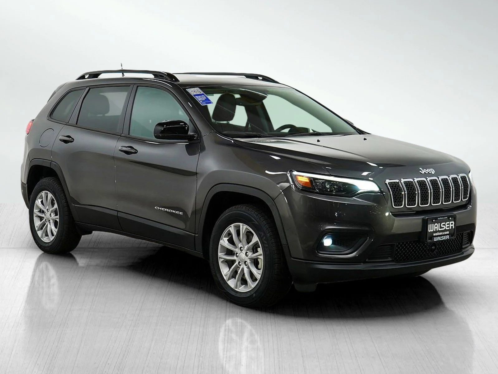 Used 2022 Granite Crystal Metallic Clearcoat Jeep Latitude Lux image 7