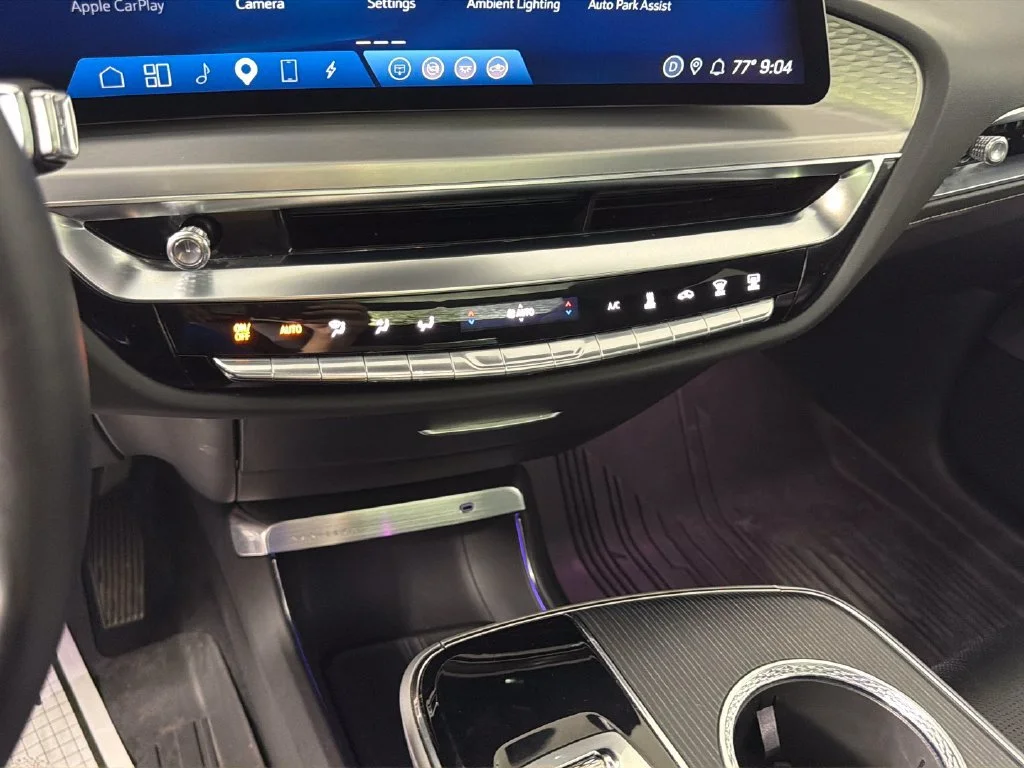 2025 Cadillac LYRIQ Luxury 3 - Photo 24