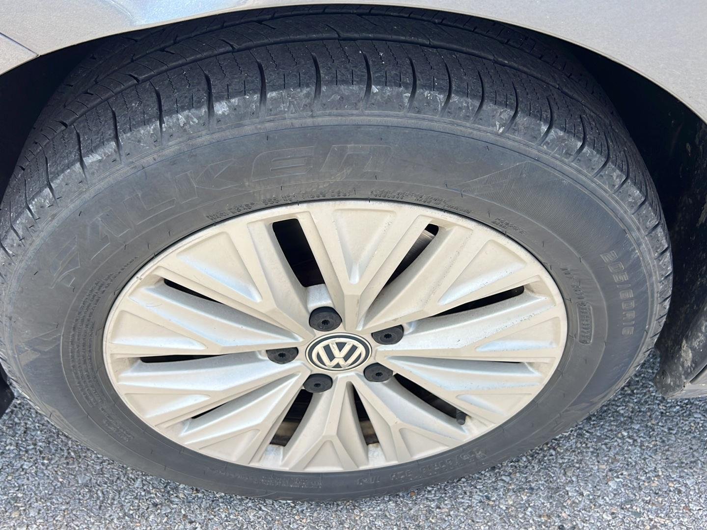 Used 2019 Platinum Gray Metallic Volkswagen SE image 2