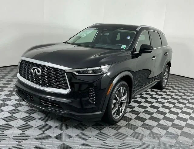 Certified Used 2025 Mineral INFINITI LUXE image 3