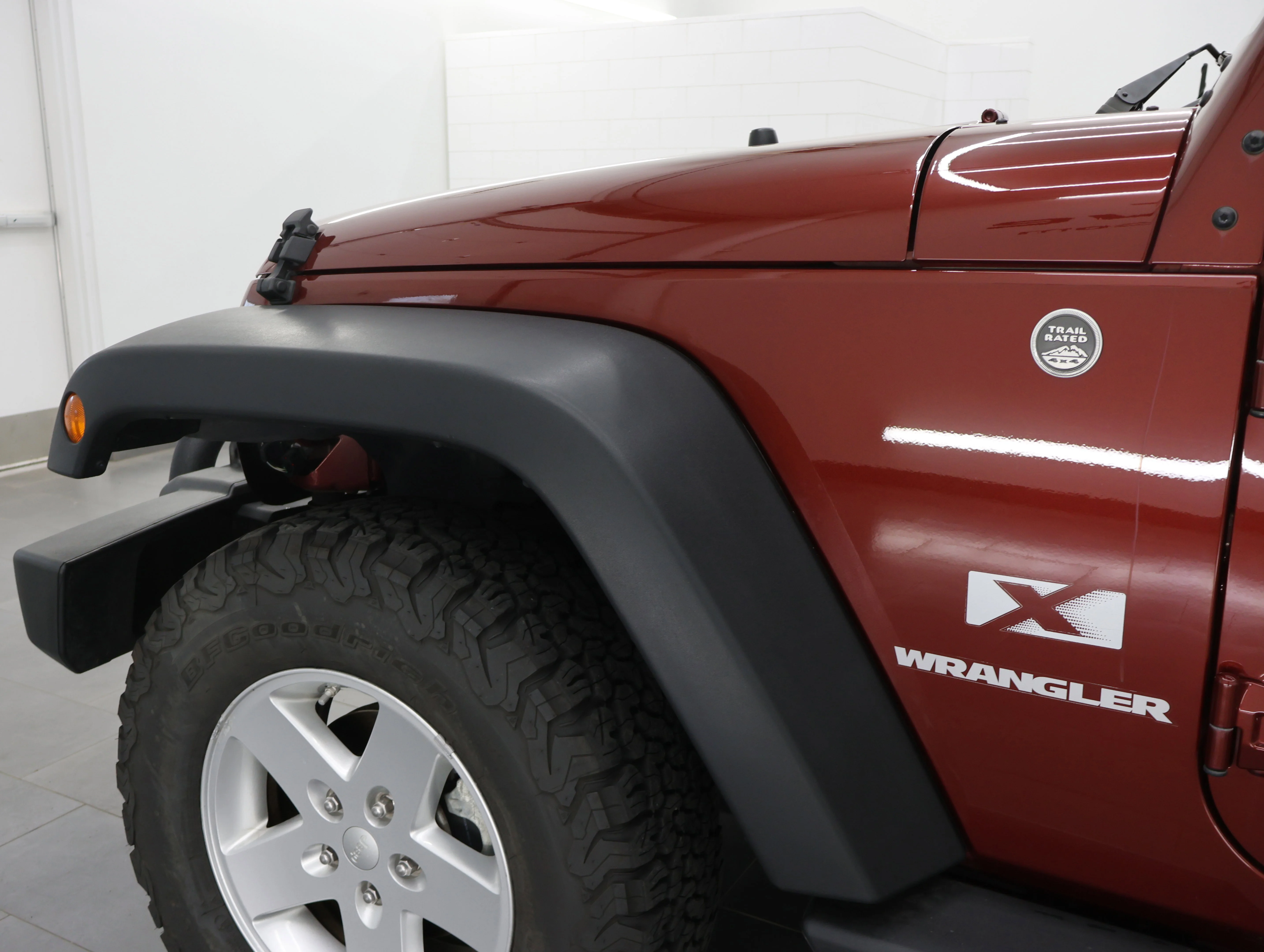 Used 2009 Red Rock Crystal Pearl Jeep X image 28