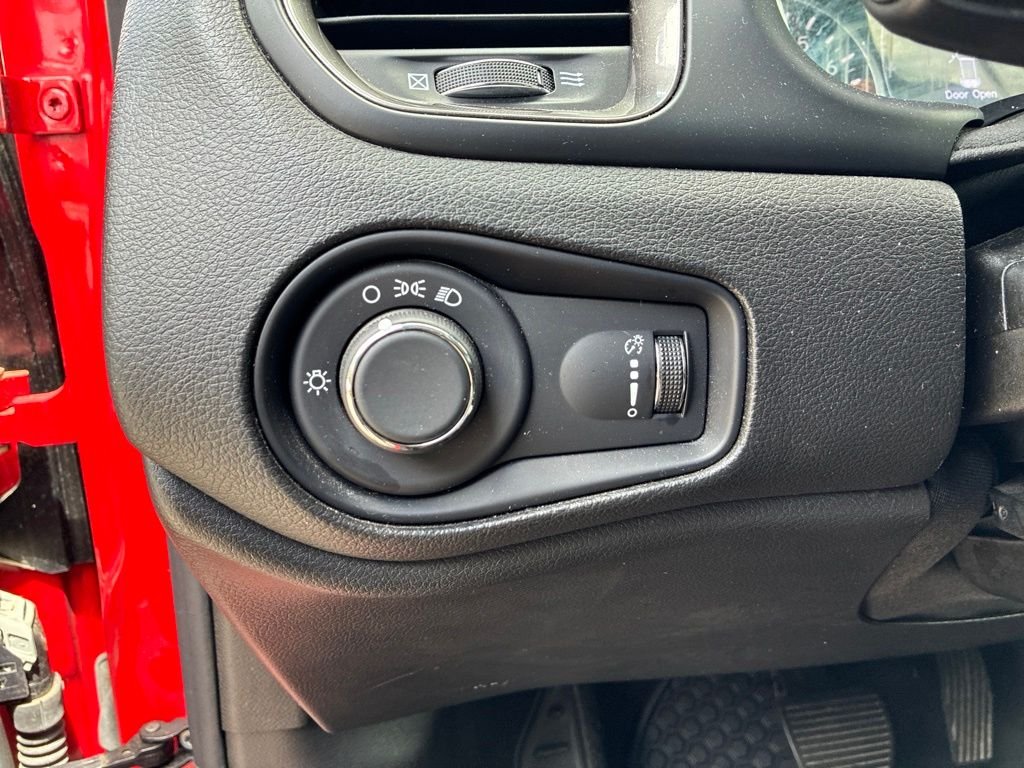 Used 2023 Red Jeep Latitude image 13