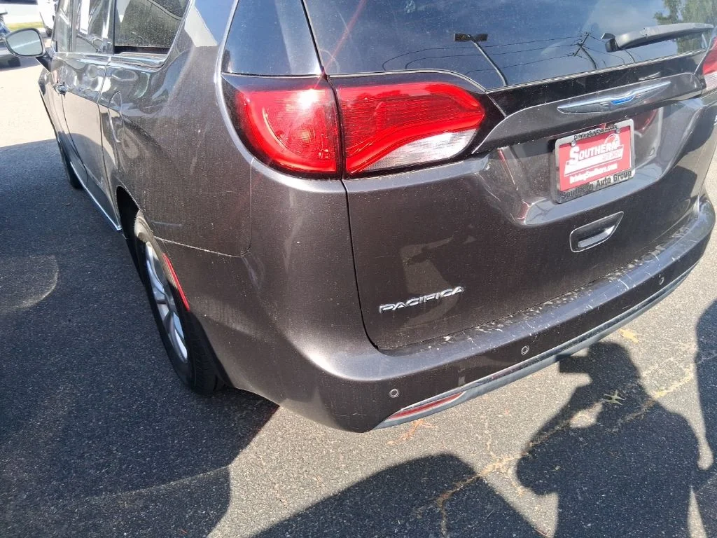 Used 2018 Gray Chrysler Touring L image 7