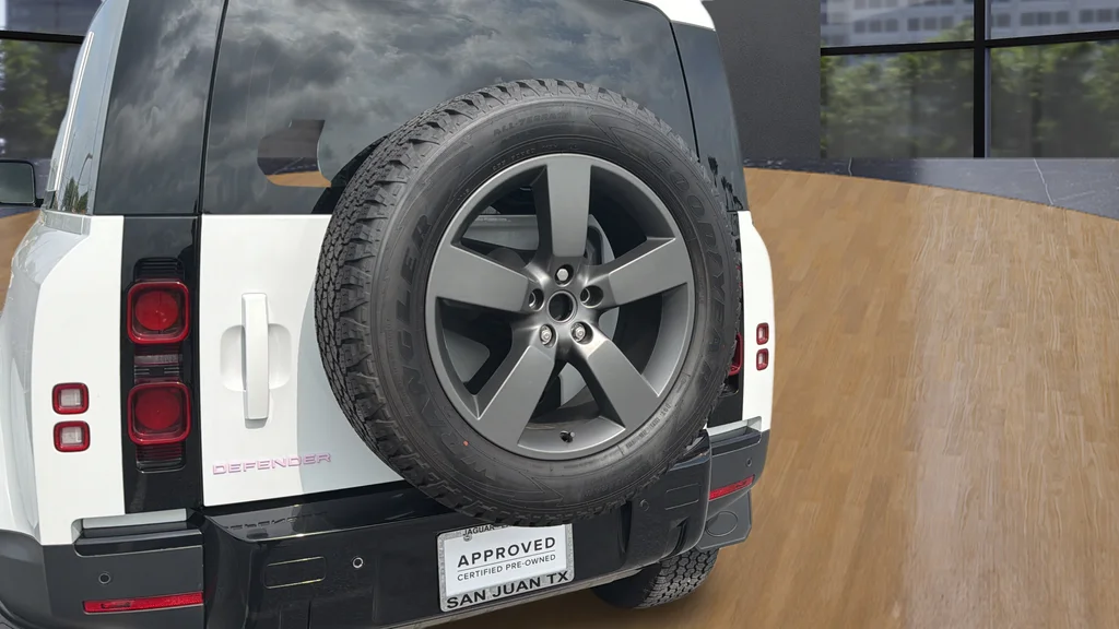 Used 2025 White Land Rover S image 16