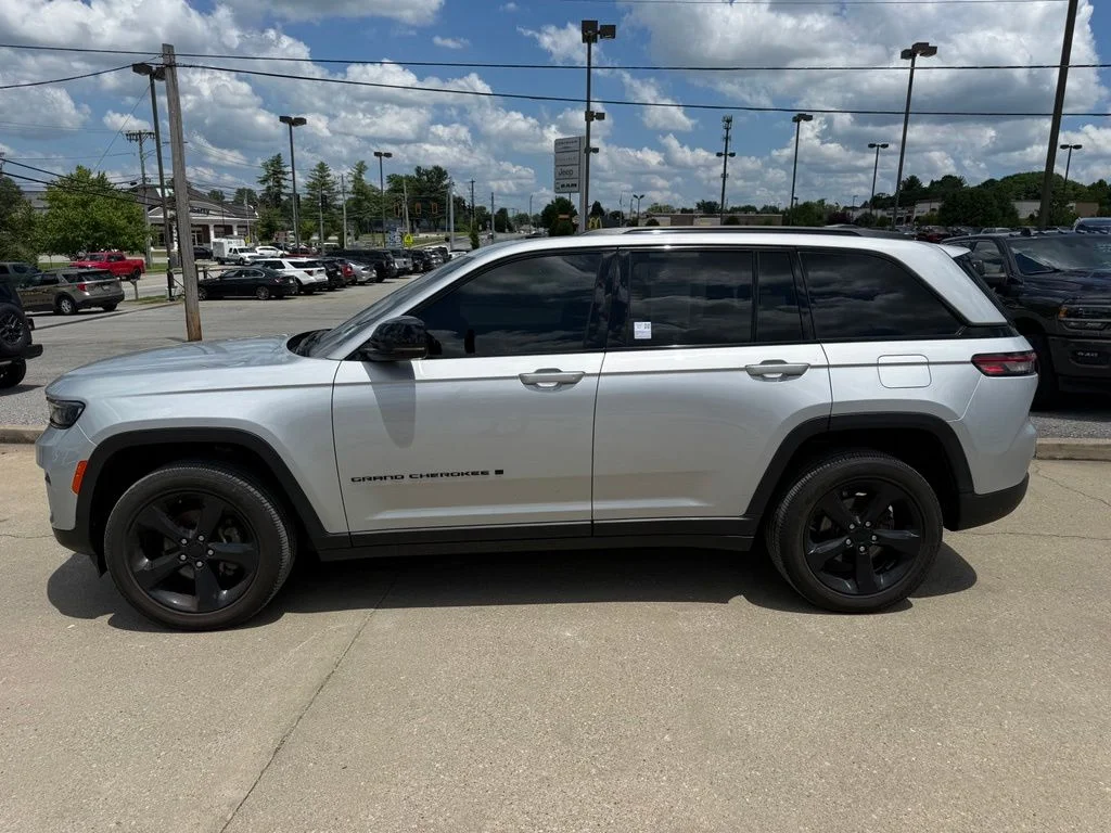 Used 2023 Silver Jeep Altitude X image 9