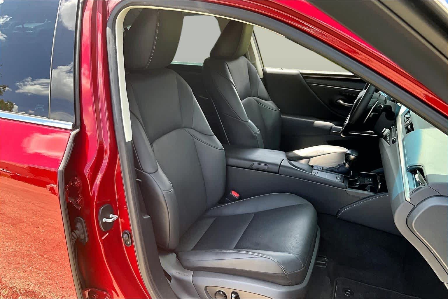 Used 2021 Matador Red Mica Lexus  image 9