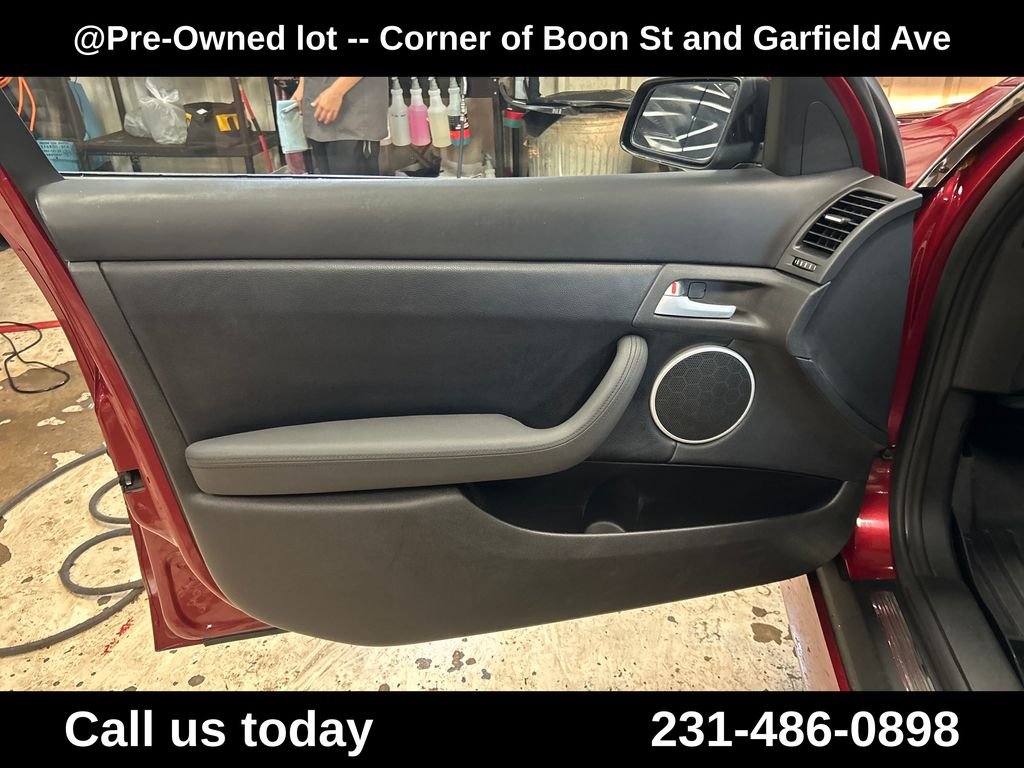 Used 2009 Red Pontiac Base image 15