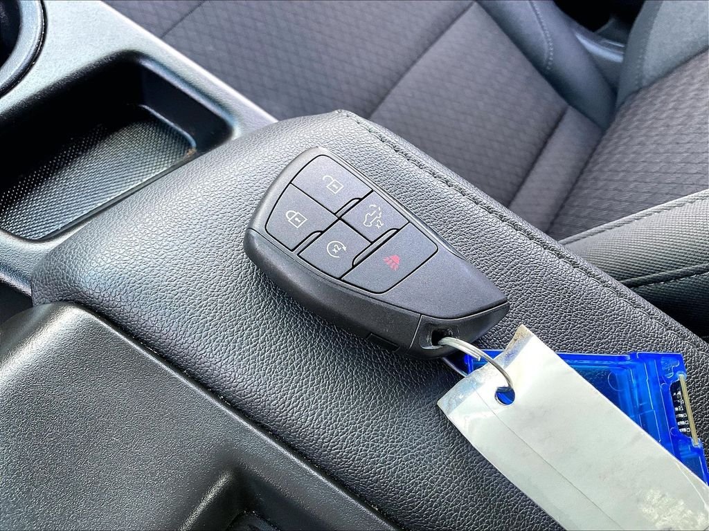 Used 2025 Summit White GMC Elevation image 28