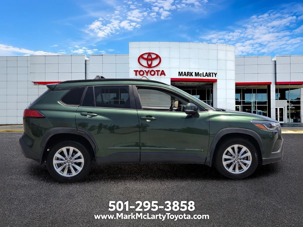 Used 2022  Toyota LE image 6