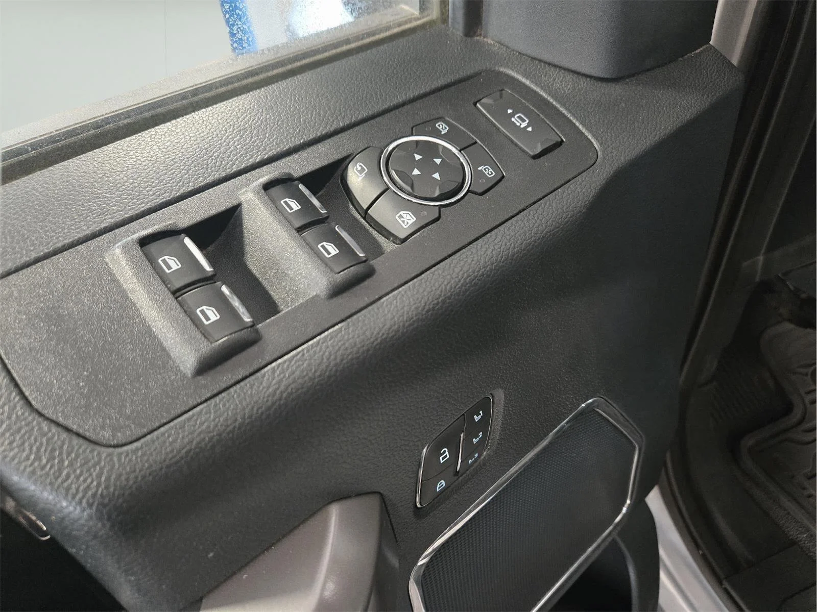 Used 2022 Iconic Silver/Carbonized Gray Ford Lariat image 13