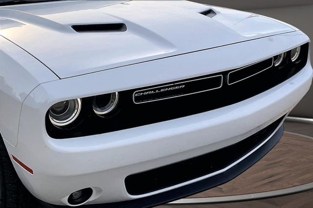 Used 2022 White Dodge SXT image 26