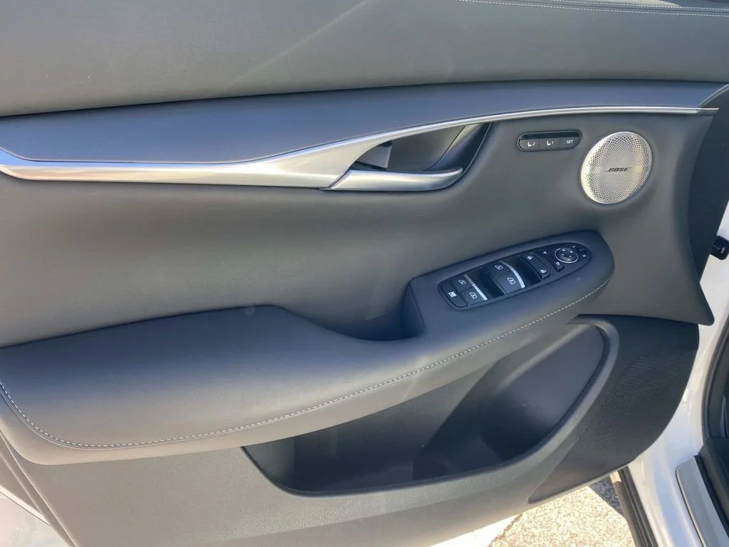 Used 2025 White INFINITI LUXE image 12