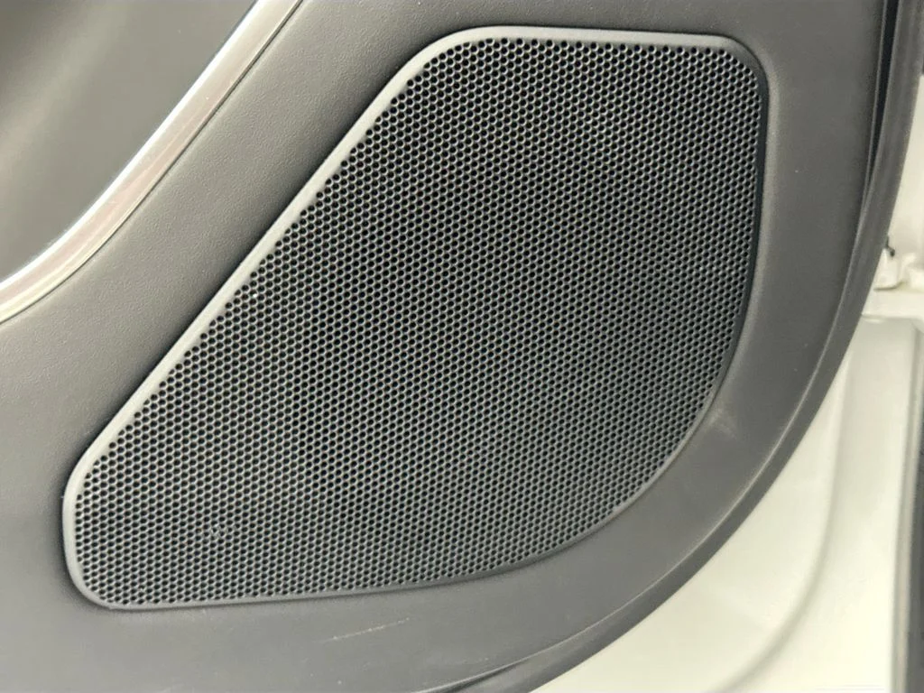 Used 2023 White Land Rover SE image 19