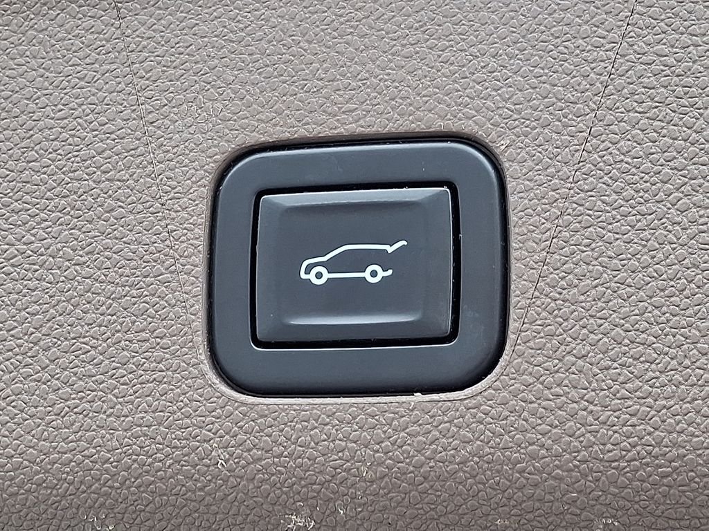 Used 2022 White GMC Denali image 29