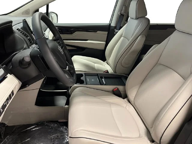 New 2027 Solar Silver Metallic Honda Touring image 8