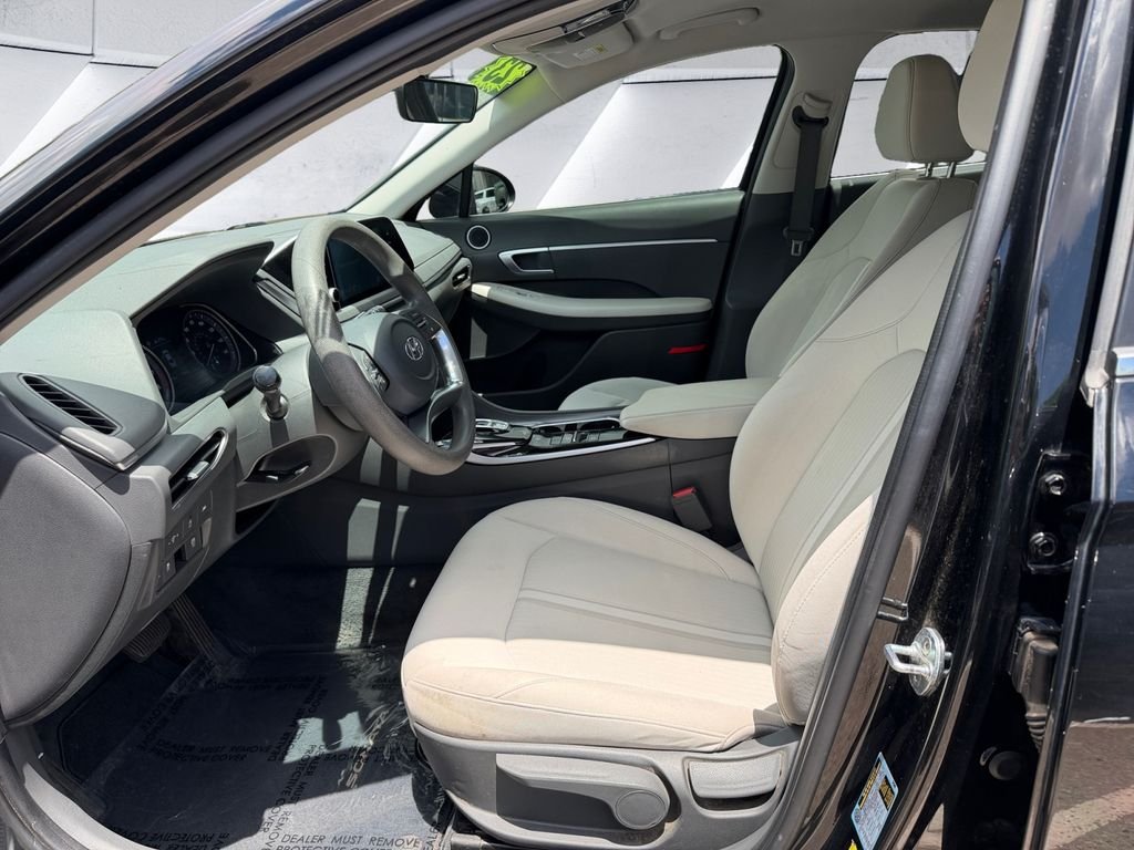 Used 2023 Black Hyundai SE image 7
