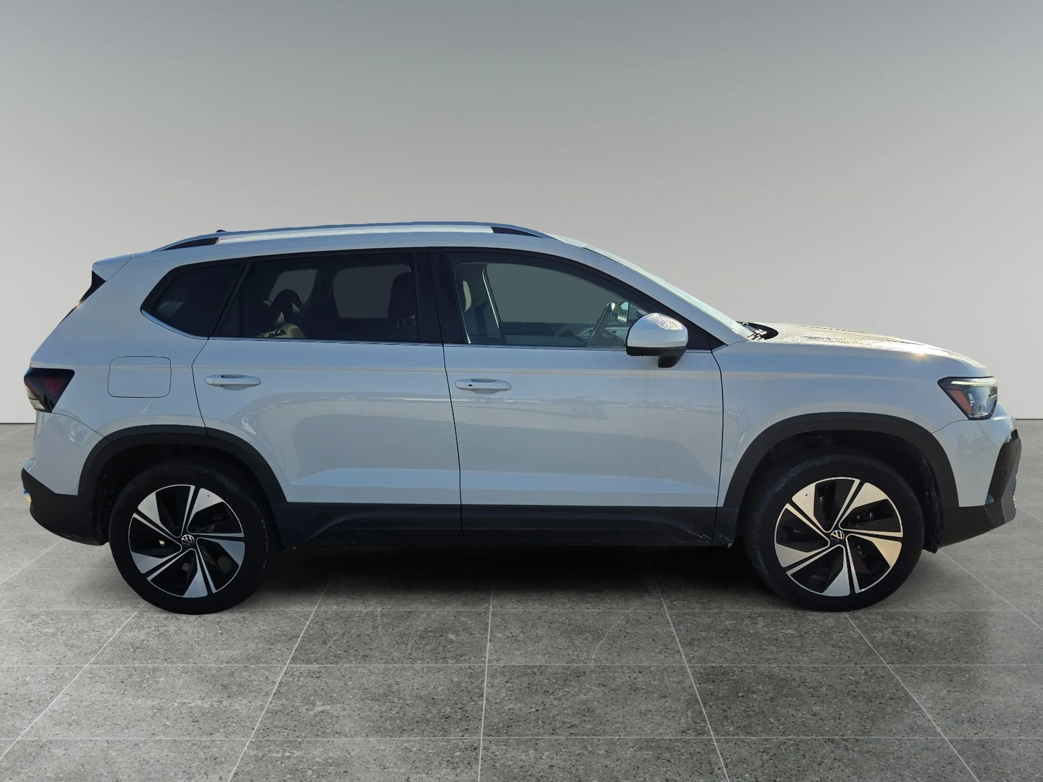 Used 2025 Pure White Volkswagen SE image 7