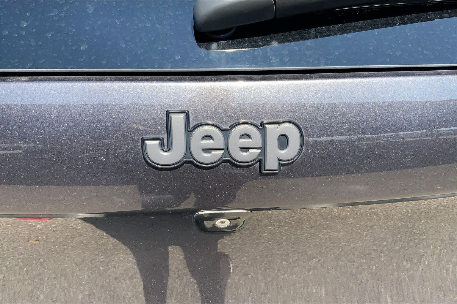 Used 2018 Granite Crystal Metallic Clearcoat Jeep Trailhawk image 31