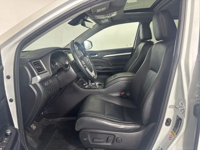 Used 2018 Blizzard Pearl Toyota XLE image 11