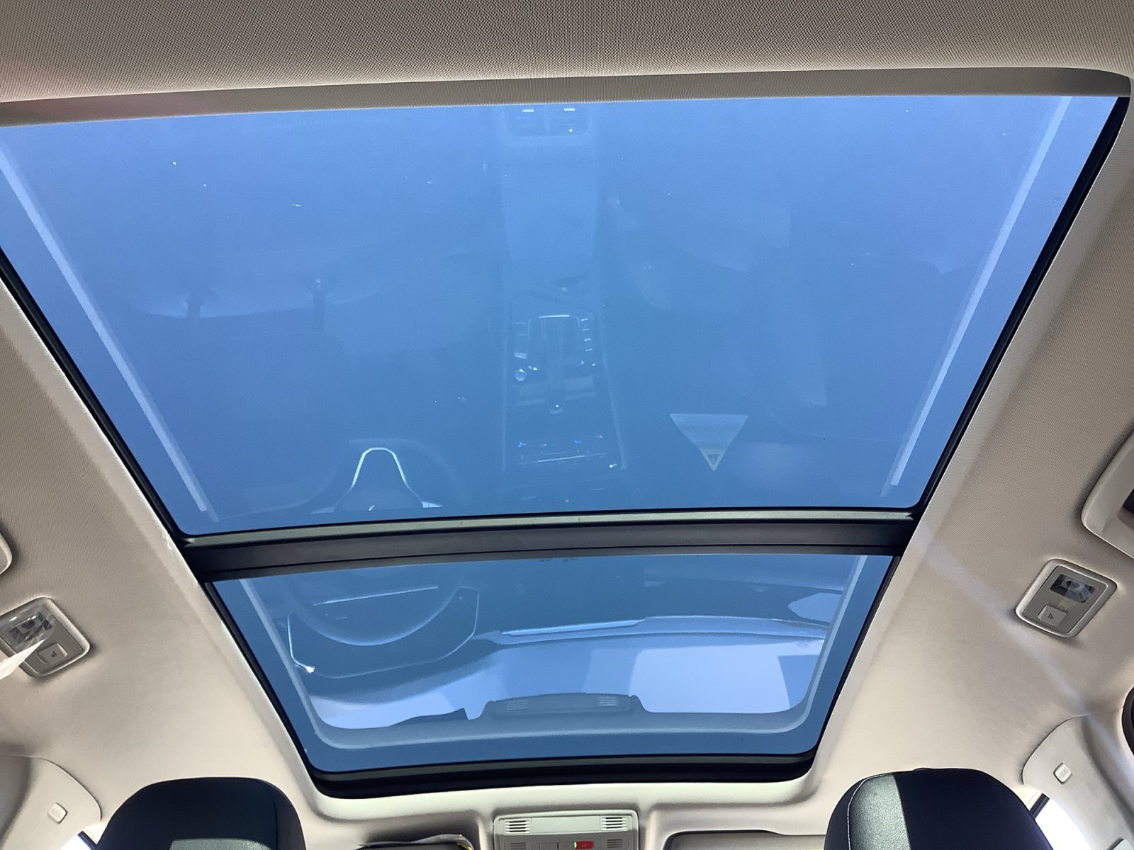 New 2026 Pure White w/Deep Black Roof Volkswagen SE Black image 19