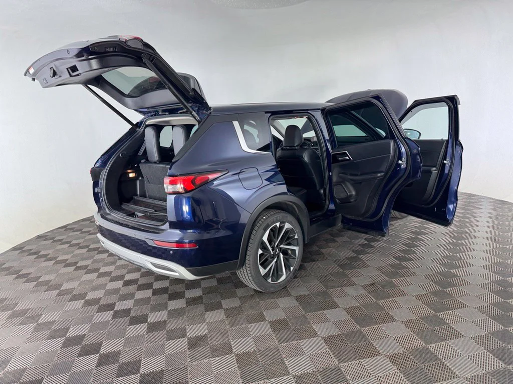 Used 2023 Blue Mitsubishi SE image 18