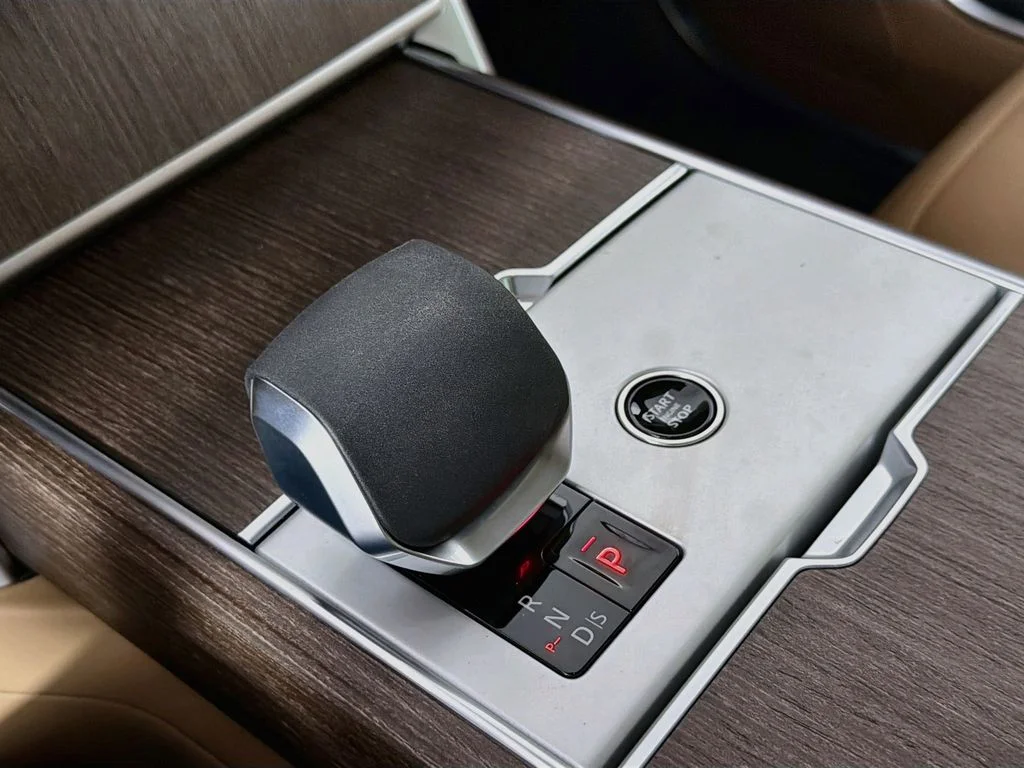 New 2026 Eiger Grey Land Rover SE image 17