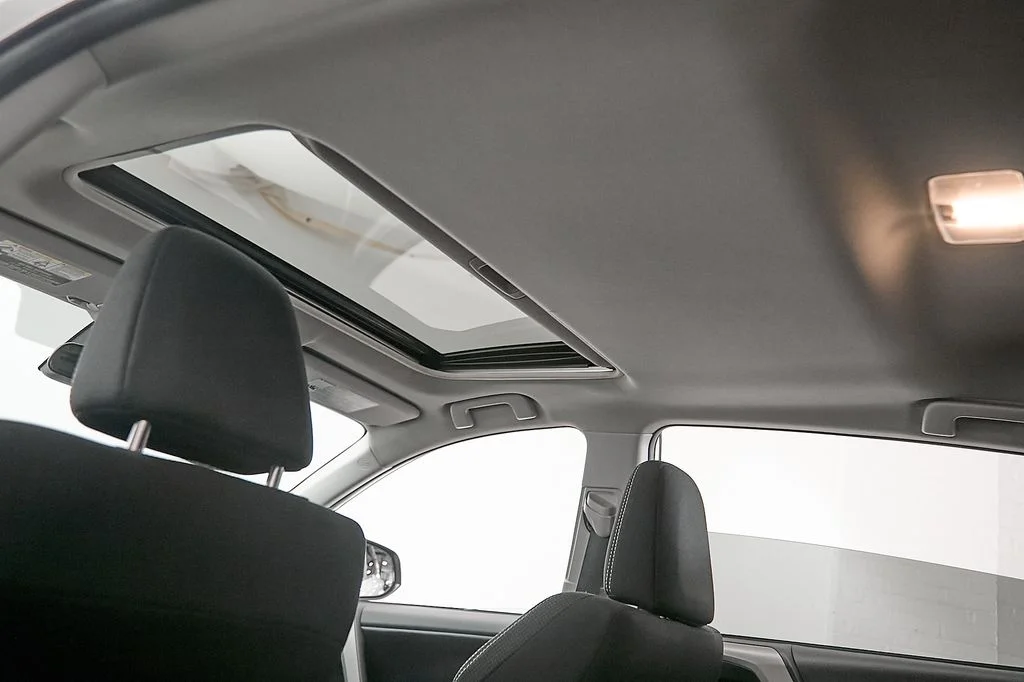 Used 2018 White Toyota XLE image 21