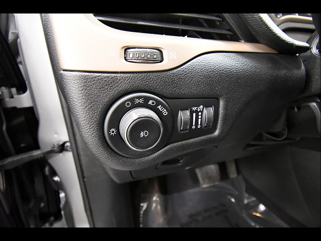 Used 2017 Billet Silver Metallic Clear Coat Jeep Latitude image 19