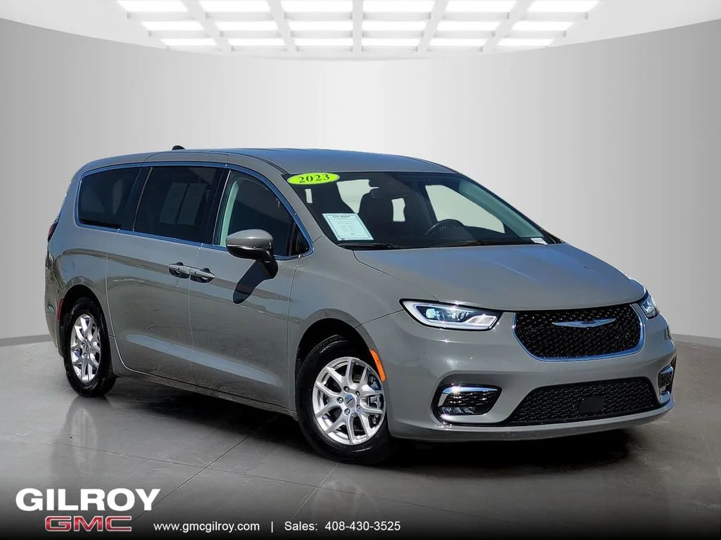 2023 Chrysler Pacifica Touring L's photo